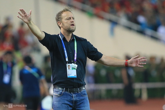 HLV Polking chỉ đạo các cầu thủ Thái Lan trong trận thua Việt Nam 0-1 ở chung kết SEA Games 31 trên sân Mỹ Đình, thành phố Hà Nội tối 22/5/2022. Ảnh: Lâm Thoả
