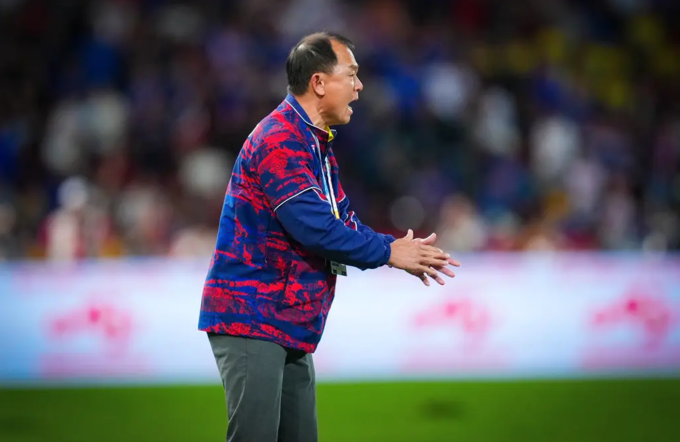 HLV Thawatchai Damrong-Ongtrakul chỉ đạo trong trận Thái Lan thua Việt Nam 2-3 ở chung kết môn bóng đá nam SEA Games 33 trên sân Rajamangala, thành phố Bangkok, Thái Lan ngày 18/12/2025. Ảnh: Sportsfocusthailand