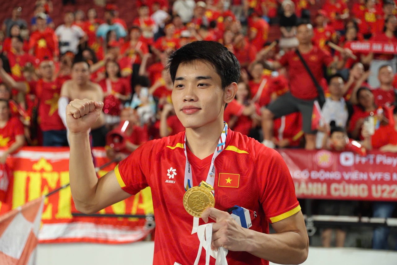 HLV Troussier bất ngờ đăng dòng trạng thái đầy cảm xúc, Đình Bắc lập tức đáp lời thầy cũ
- Ảnh 2.