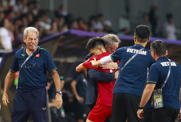 HLV Troussier bất ngờ đăng dòng trạng thái đầy cảm xúc, Đình Bắc lập tức đáp lời thầy cũ
- Ảnh 1.