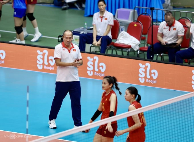 HLV Nguyễn Tuấn Kiệt (áo trắng) trong trận Việt Nam thua Thái Lan 2-3 ở chung kết bóng chuyền nữ SEA Games 33, tại nhà thi đấu Huamark ở Bangkok, Thái Lan ngày 15/12/2025. Ảnh: Đức Đồng