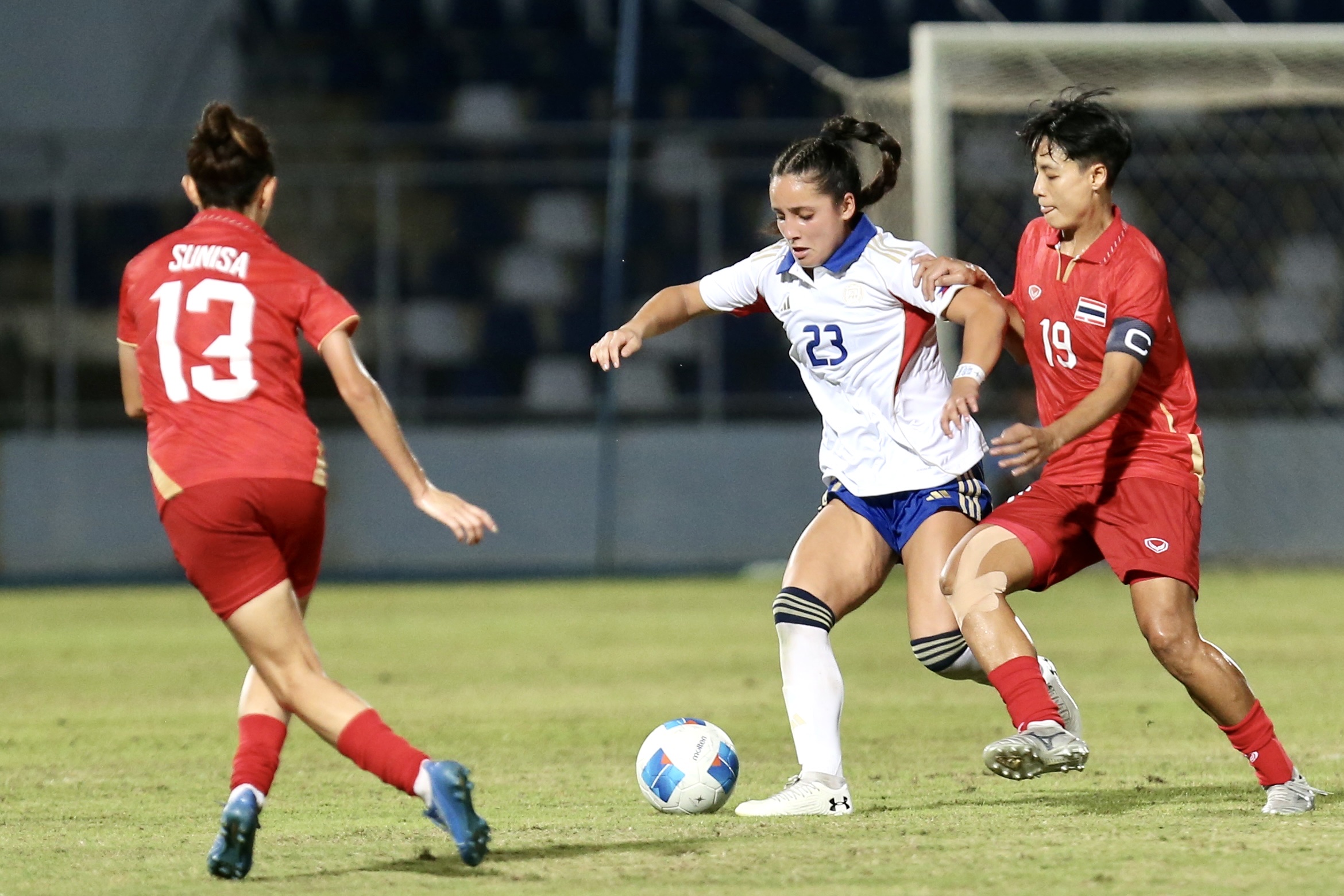 HLV đội tuyển nữ Thái Lan đau đớn vì thua luân lưu Philippines, Madam Pang hành động ‘lạ’- Ảnh 1.