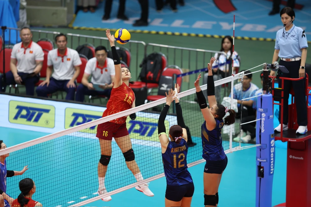 Tuyển nữ bóng chuyền Việt Nam chơi sòng phẳng với chủ nhà Thái Lan ở chung kết SEA Games 33. Ảnh: ANH PHƯƠNG. hlv-tuyen-viet-nam-vi-von-nhung-co-gai-chan-dai-nhu-ronaldo (2).jpg