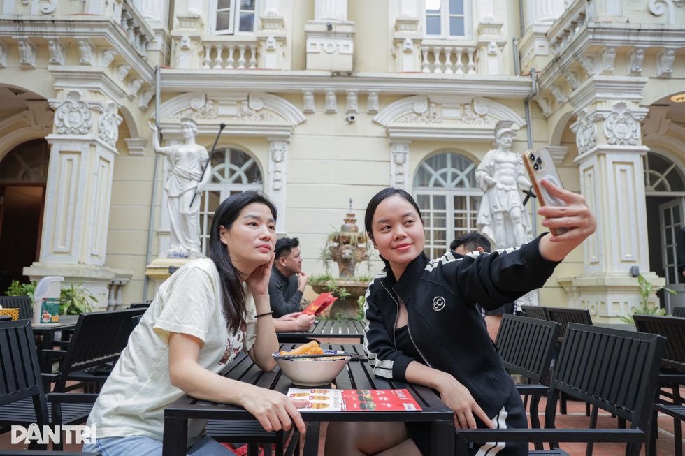  Hà Nội: Bát bún hơn 100.000 đồng, khách ăn trong biệt thự hàng chục tỷ đồng - 1