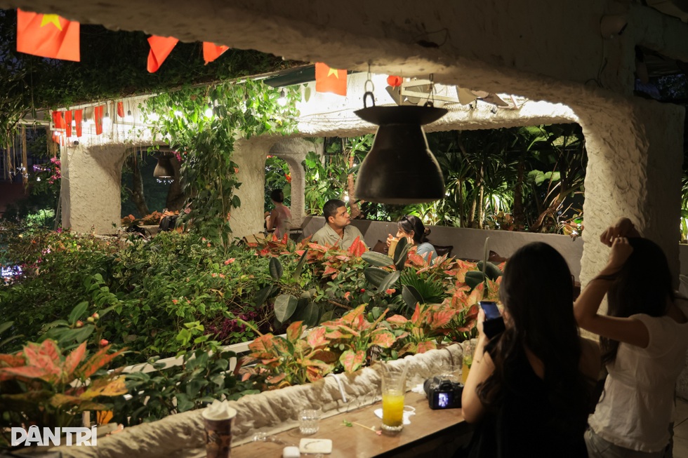 Hà Nội: Chủ quán chi chục tỷ đồng mở quán cà phê xanh, view Nhà thờ Lớn - 1