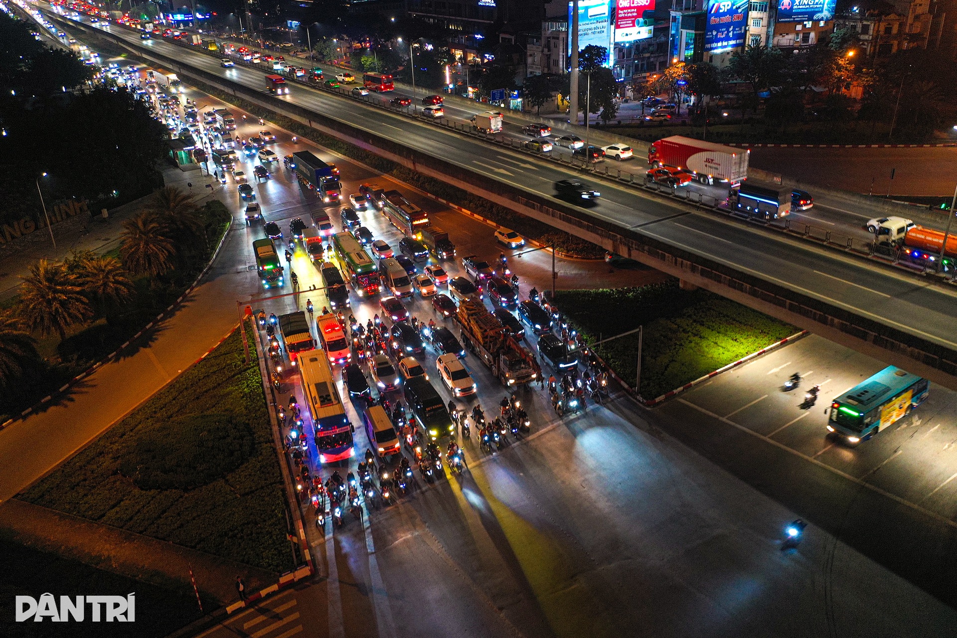 Hà Nội: Người đi đường dừng đèn đỏ thẳng như kẻ dù ban ngày hay giữa đêm - 1