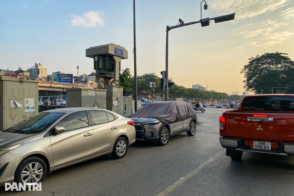 Hà Nội: Ô tô đỗ ngay ngã tư đẩy các xe dừng đèn đỏ phải lấn làn, đè vạch - 1