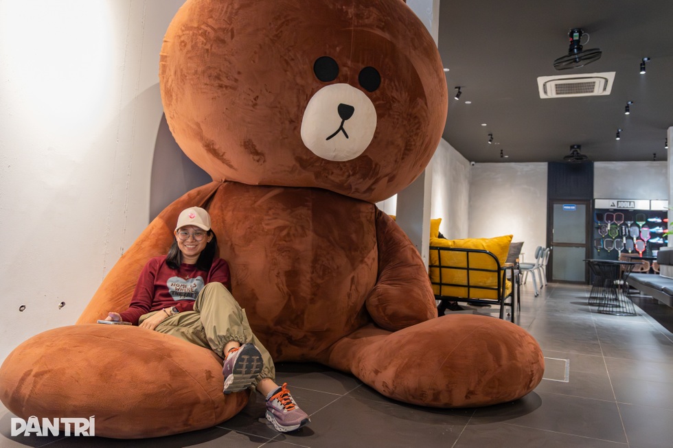 Hà Nội: Quán cà phê có gấu bông hơn 2m, chủ quán… ghi nhớ từng khách hàng - 1