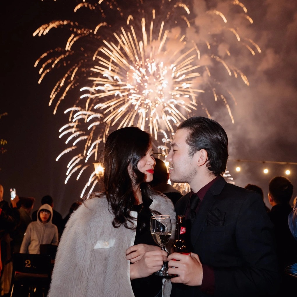 Hà Nội: Xem pháo hoa ở nhà hàng giá 3,5 triệu đồng/người, nhiều nơi hết chỗ - 1