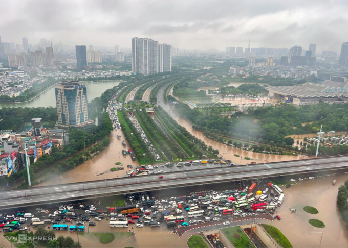 Nút giao Trần Duy Hưng - Đại lộ Thăng Long bị ngập trong trận mưa lớn hôm 7/10 . Ảnh:Giang Trịnh