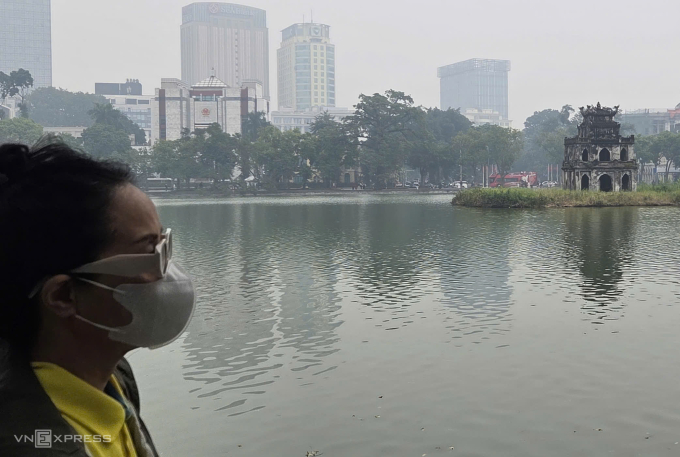 Khu vực Hổ Gươm mờ ảo do ô nhiễm không khí lúc 10h sáng 11/12. Ảnh: Võ Hải