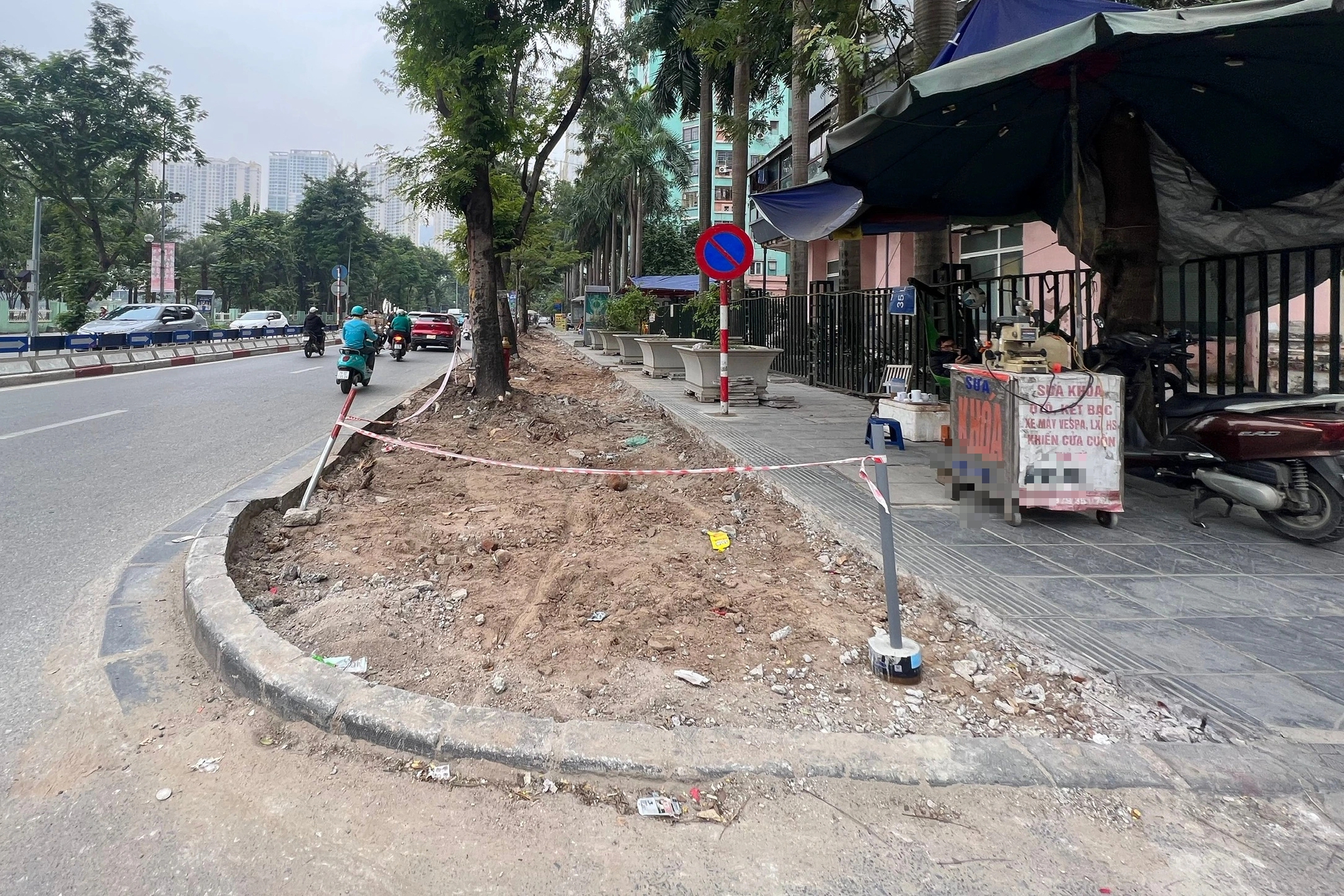 Hà Nội chặt hạ cây xanh, 'xén' vỉa hè để giảm ùn tắc - Ảnh 1.