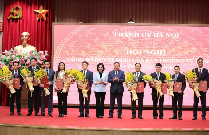 Lãnh đạo Thành ủy, HĐND thành phố trao quyết định, tặng hoa chúc mừng các cá nhân được điều động, bổ nhiệm, sáng 24/12. Ảnh: Hoàng Phong