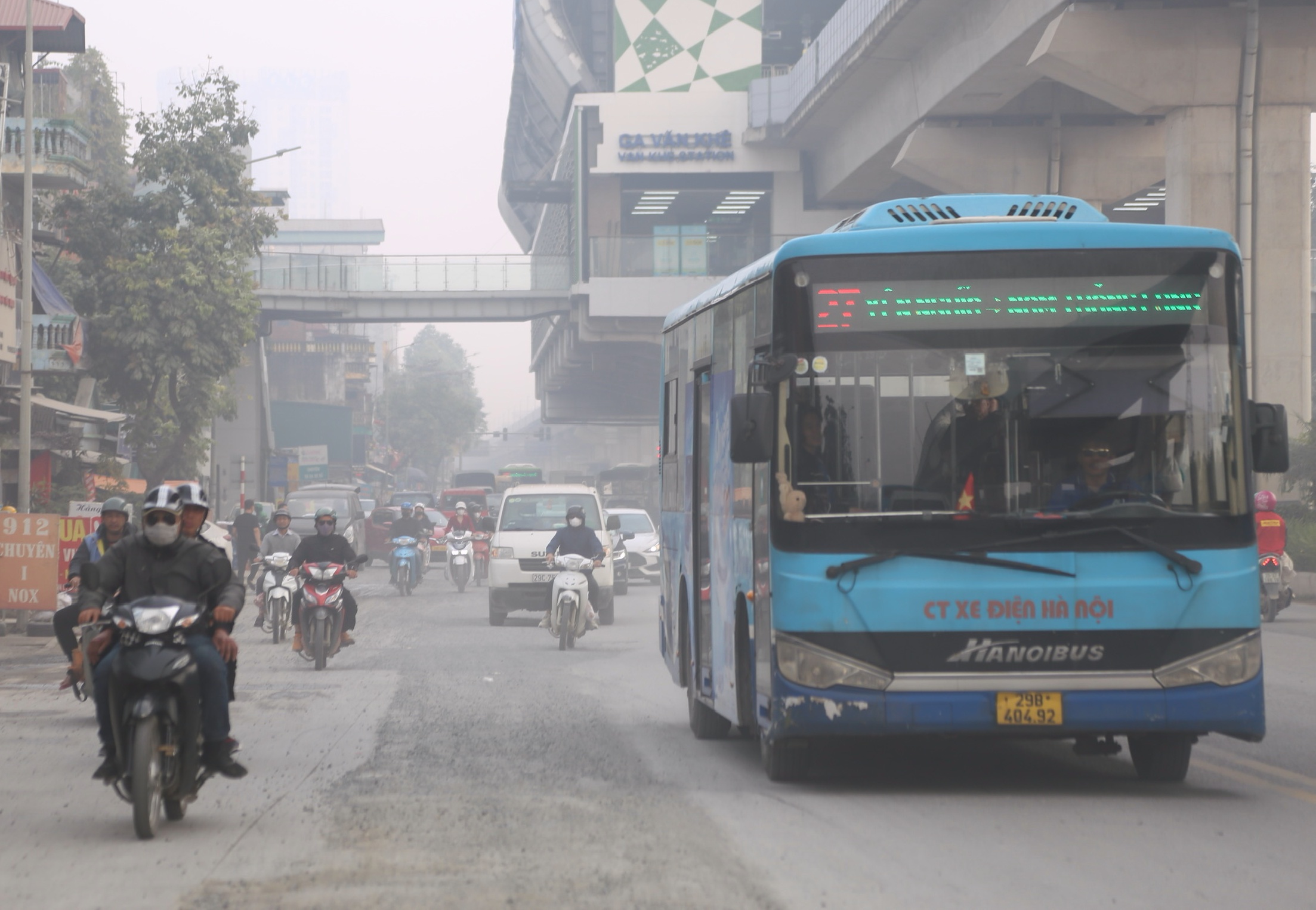 Hà Nội khuyến cáo người dân hạn chế hoạt động ngoài trời khi không khí ô nhiễm 1 Hà Nội khuyên người dân hạn chế hoạt động ngoài trời khi không khí ô nhiễm - Ảnh 1.