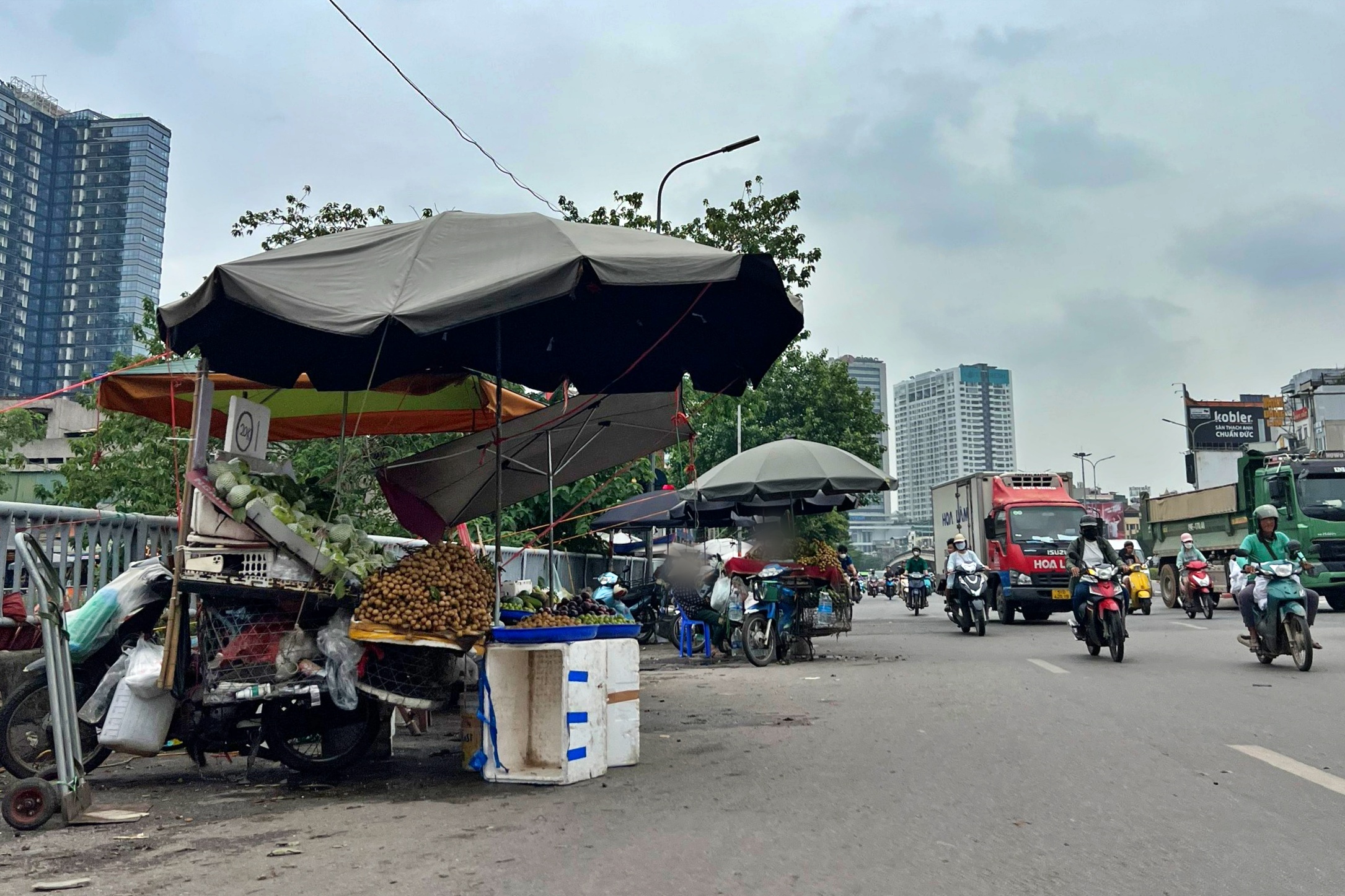 Hà Nội lệnh giải tỏa 'chợ cóc' chiếm vỉa hè, lòng đường trước 30.1.2026- Ảnh 1.