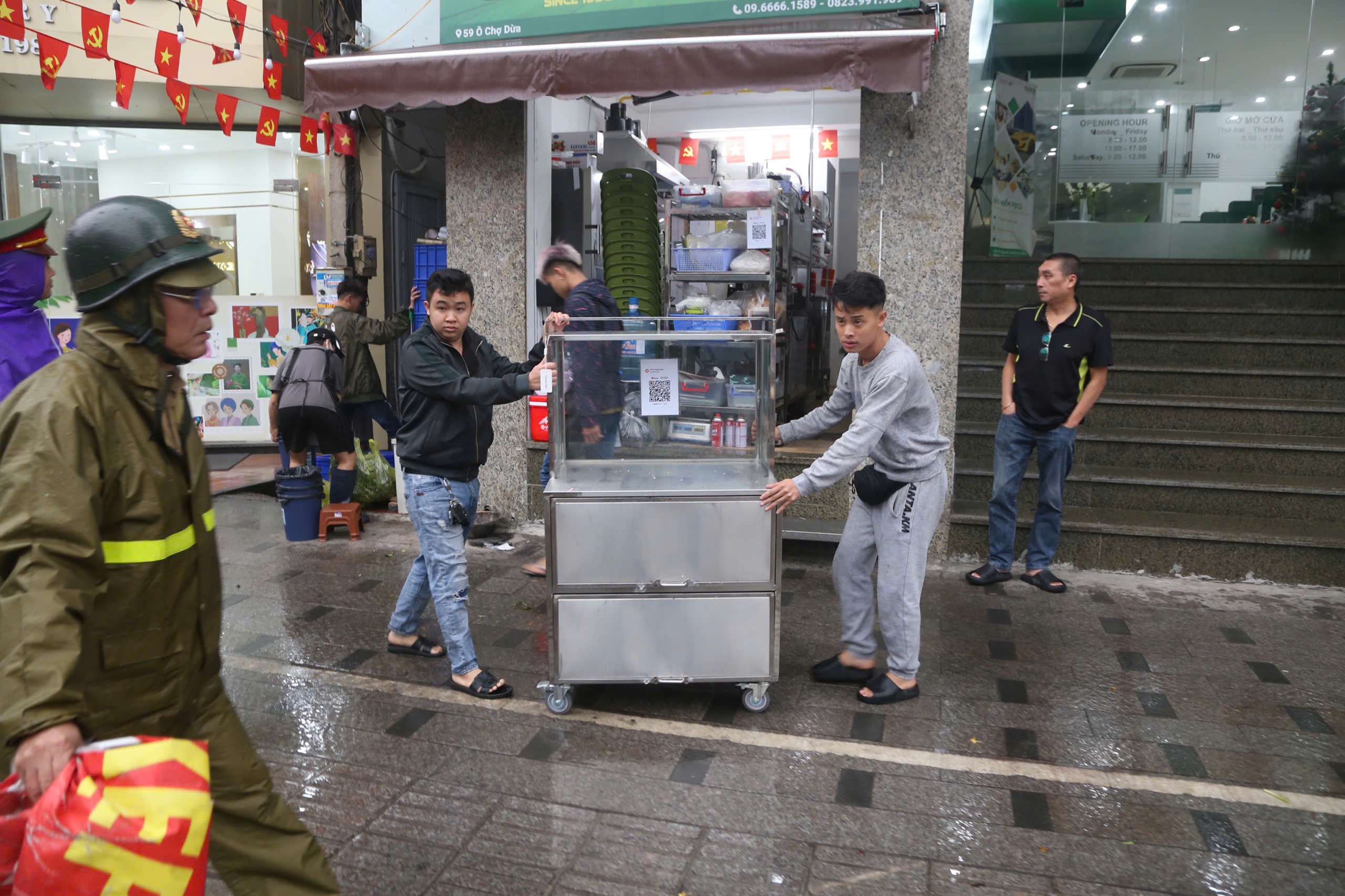 Hà Nội ra quân lập lại trật tự đô thị giành lại vỉa hè, lòng đường 1 TP Hà Nội ra quân lập lại trật tự đô thị, giành lại vỉa hè lòng đường ở 126 xã, phường - Ảnh 1.