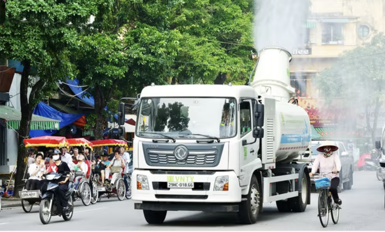 Hà Nội thí điểm công nghệ phun sương giảm ô nhiễm không khí Hà Nội hiệu quả - Ảnh 1. Hà Nội thí điểm công nghệ phun sương giảm ô nhiễm không khí Hà Nội hiệu quả - Ảnh 1.