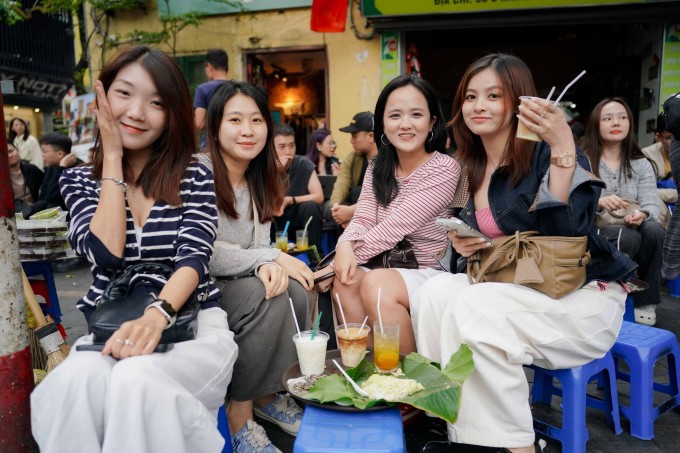 Hà Nội vào top 6 thành phố có chi phí vui chơi rẻ nhất thế giới 1 Nhóm du khách TP HCM chụp ảnh ở Nhà thờ lớn Hà Nội tháng 10. Ảnh: Hoàng Giang