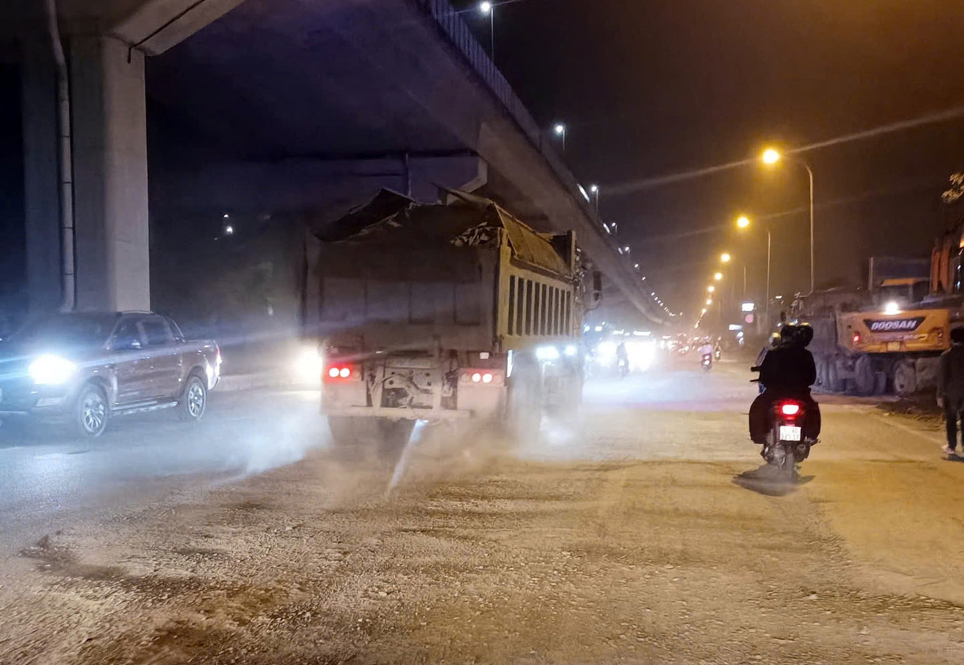 Hà Nội yêu cầu phun sương giảm bụi, dừng cấp phép thi công đào đường cuối năm- Ảnh 1.