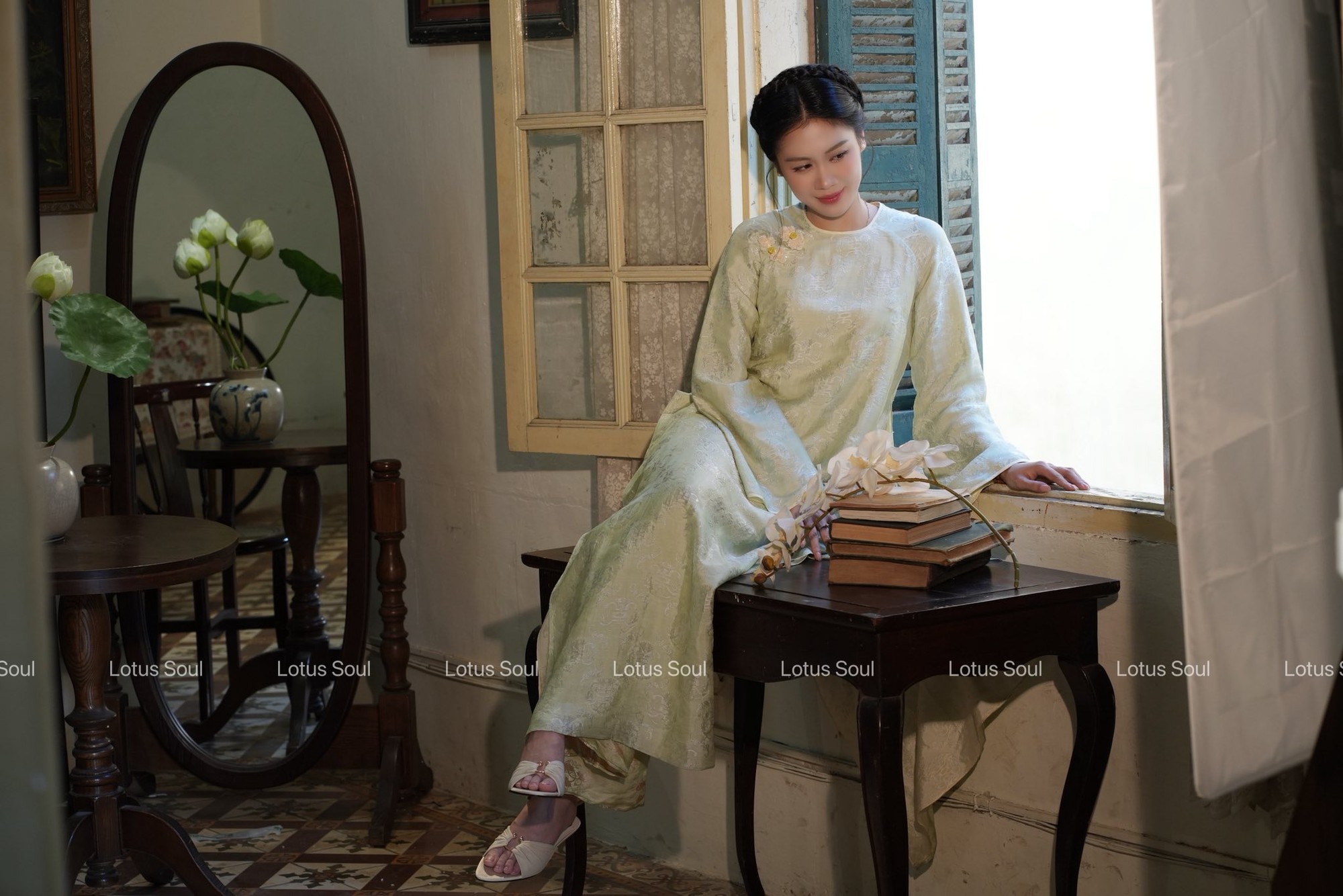 Hà Tăng lại tạo trend áo dài Tết: Local brand đồng loạt ra mắt các thiết kế, tôn trọn khí chất phụ nữ tuổi 35+ - Ảnh 9. Hà Tăng lại tạo trend áo dài Tết: Local brand đồng loạt ra mắt các thiết kế, tôn trọn khí chất phụ nữ tuổi 35+ - Ảnh 9.