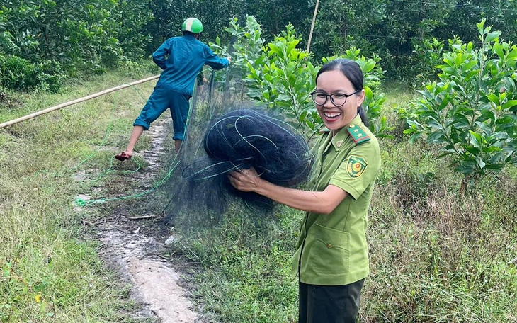 Hà Tĩnh tháo dỡ ‘ma trận’ bẫy chim trời, thu giữ hàng chục ngàn dụng cụ đánh bắt - Ảnh 6.