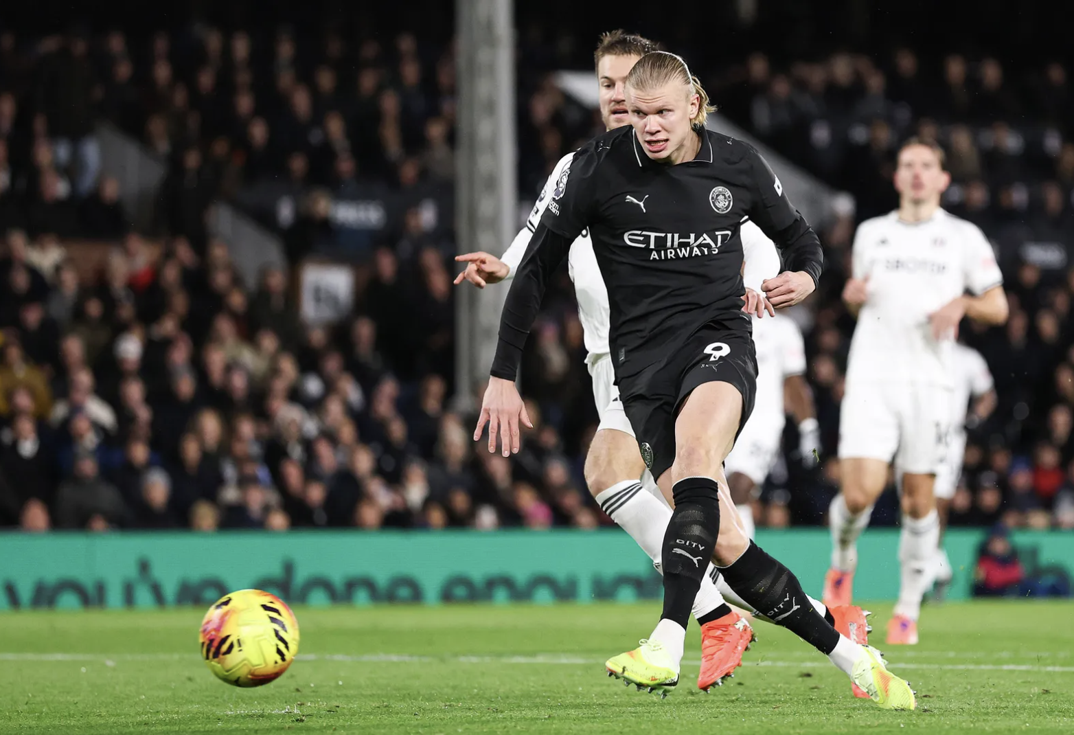 Haaland chạm tay kỷ lục, Man City thắng nghẹt thở Fulham - Ảnh 1.