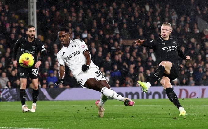 Haaland (phải) ghi bàn đầu tiên cho Man City vào lưới Fulham trên sân Craven Cottage, thành phố London, Vương quốc Anh tối 2/12/2025. Ảnh: Reuters