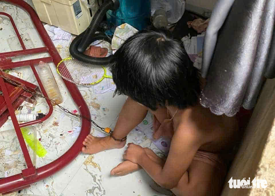 Hai bé gái bị xích chân đã được đưa về bên ngoại 1 xích chân - Ảnh 1.