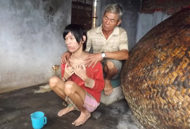 Hai bé gái bị xích chân phòng bẩn thỉu đã được đưa về bên ngoại - Ảnh 5.