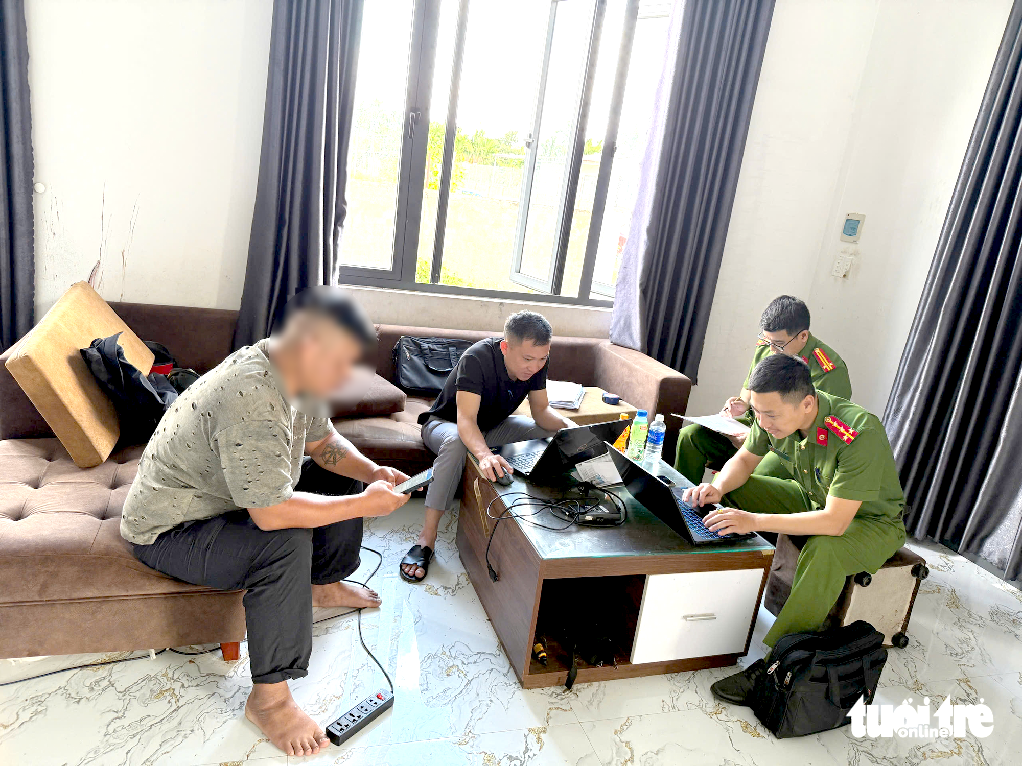 Hai bé gái bị xích chân đã được đưa về bên ngoại 2 Hai bé gái bị xích chân đã được đưa về bên ngoại - Ảnh 3.