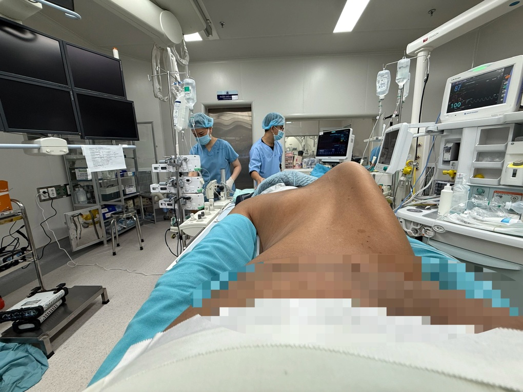 Hai bé gái vẹo cột sống, không thể nằm ngửa lột xác sau ca mổ đặc biệt - 1