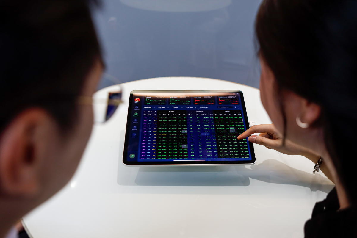 Hai ca nhan chi nghin ty mua co phan Giay