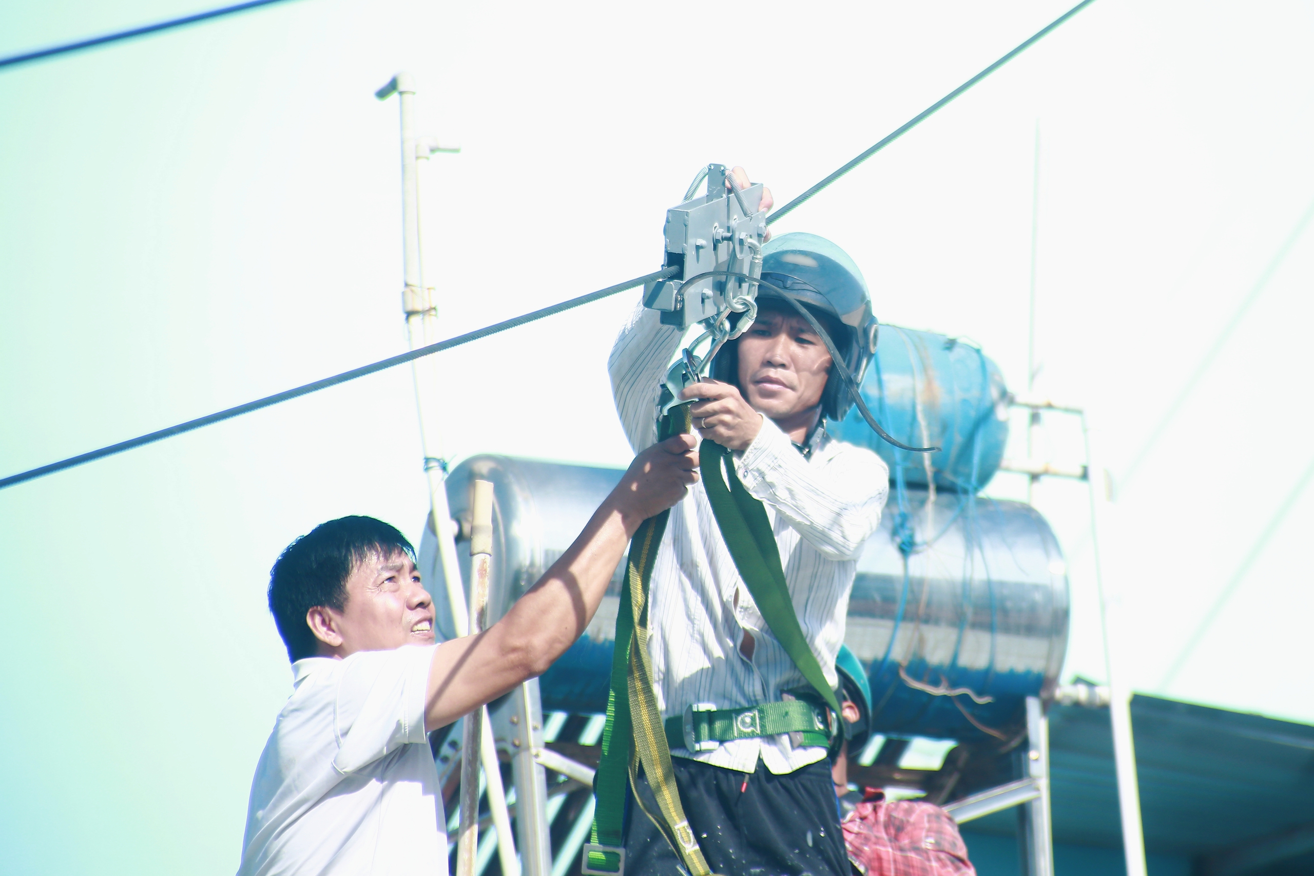 Hai cha con ở Hóc Môn mong góp giải pháp thoát hiểm cháy nổ nhà cao tầng bằng cáp xiên 1 Hóc Môn - Ảnh 1.