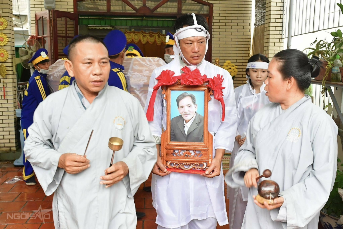 Hai con tiễn biệt Thương Tín - 1