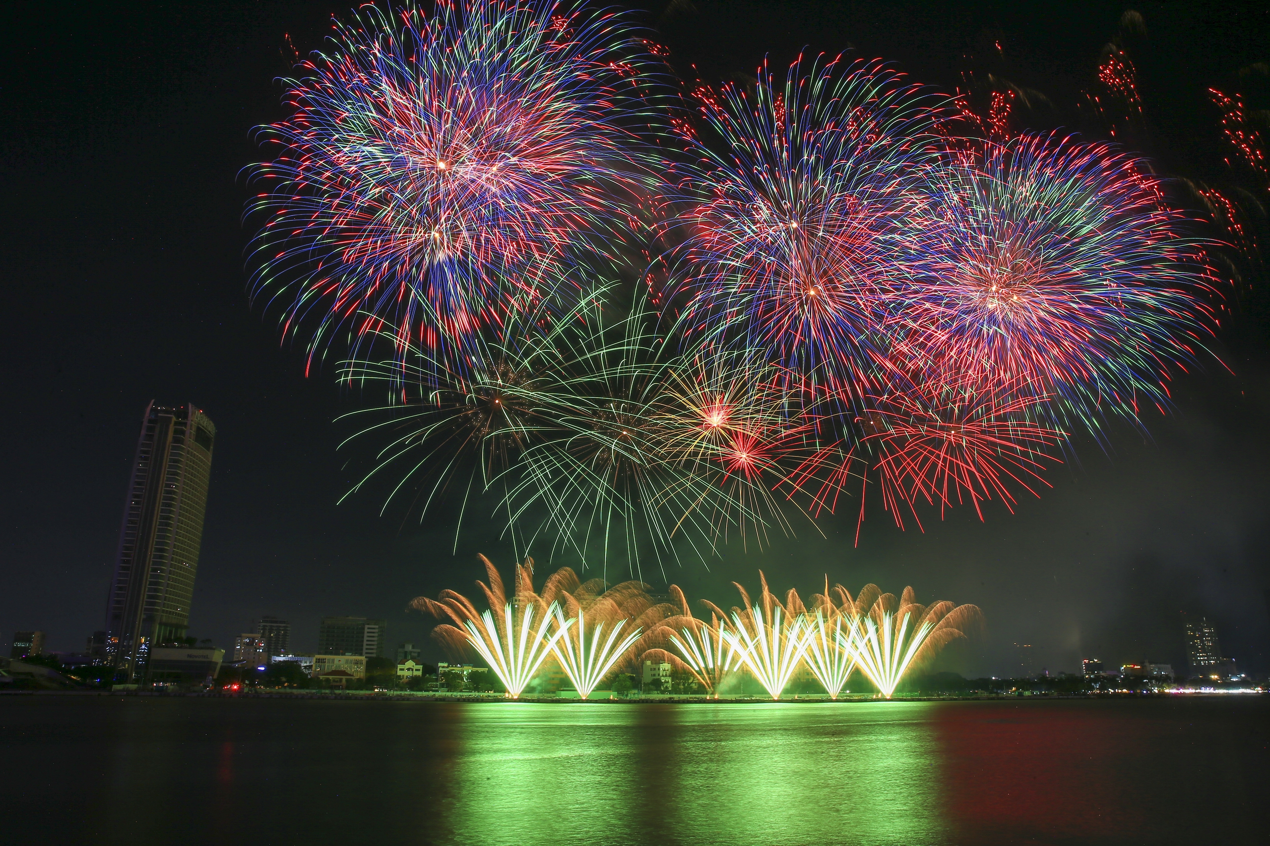 Hai đội pháo hoa Bồ Đào Nha – Vương quốc Anh “cháy” hết mình vì một hành tinh bền vững- Ảnh 1.