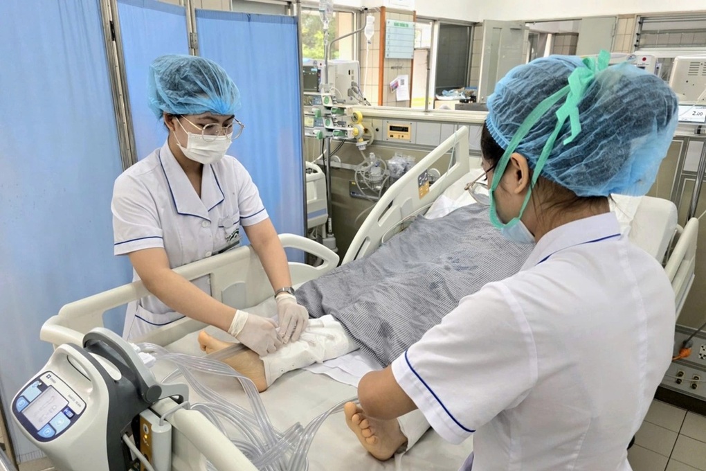 Hai nạn nhân vụ lật xe chở đoàn thiện nguyện vượt qua nguy kịch - 1