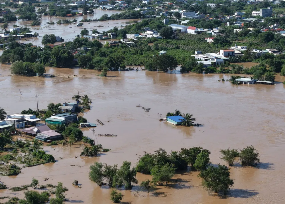 Nước trên sông Cái qua địa bàn phường Hàm Thắng vẫn còn cao vào trưa 5-12. lâm đồng