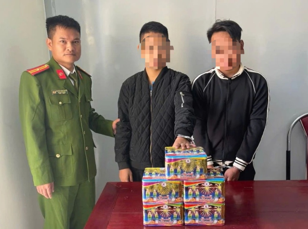 Hai thanh niên bị bắt vì mua bán 5 khối pháo hoa nổ - 1
