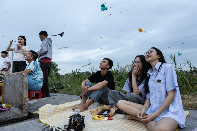 Người đến thả diều tại khu đất trống gần cầu Ba Son. Ảnh: Khương Nguyễn