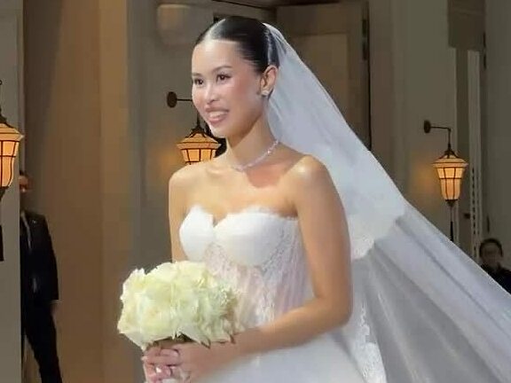 Tiên Nguyễn tiến lên lễ đường làm lễ