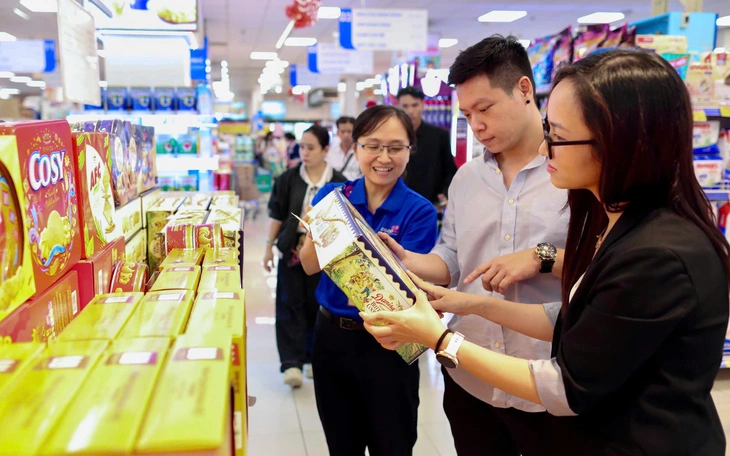 Cuối năm, hàng hóa dồi dào, giá khó tăng - Ảnh 3.