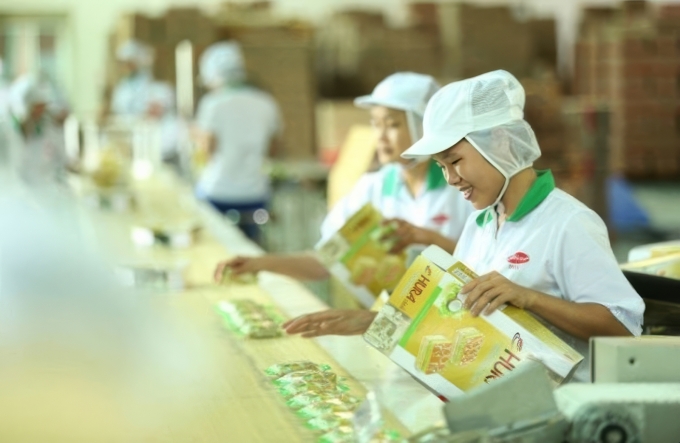 Công nhân đang làm việc trong một nhà máy của Bibica. Ảnh: BBC