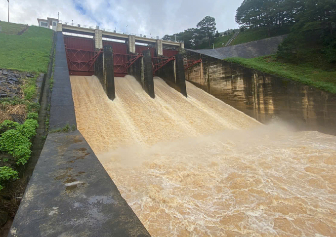 Hồ Đơn Dương xả lũ trưa 4/12. Ảnh: Thái Hà