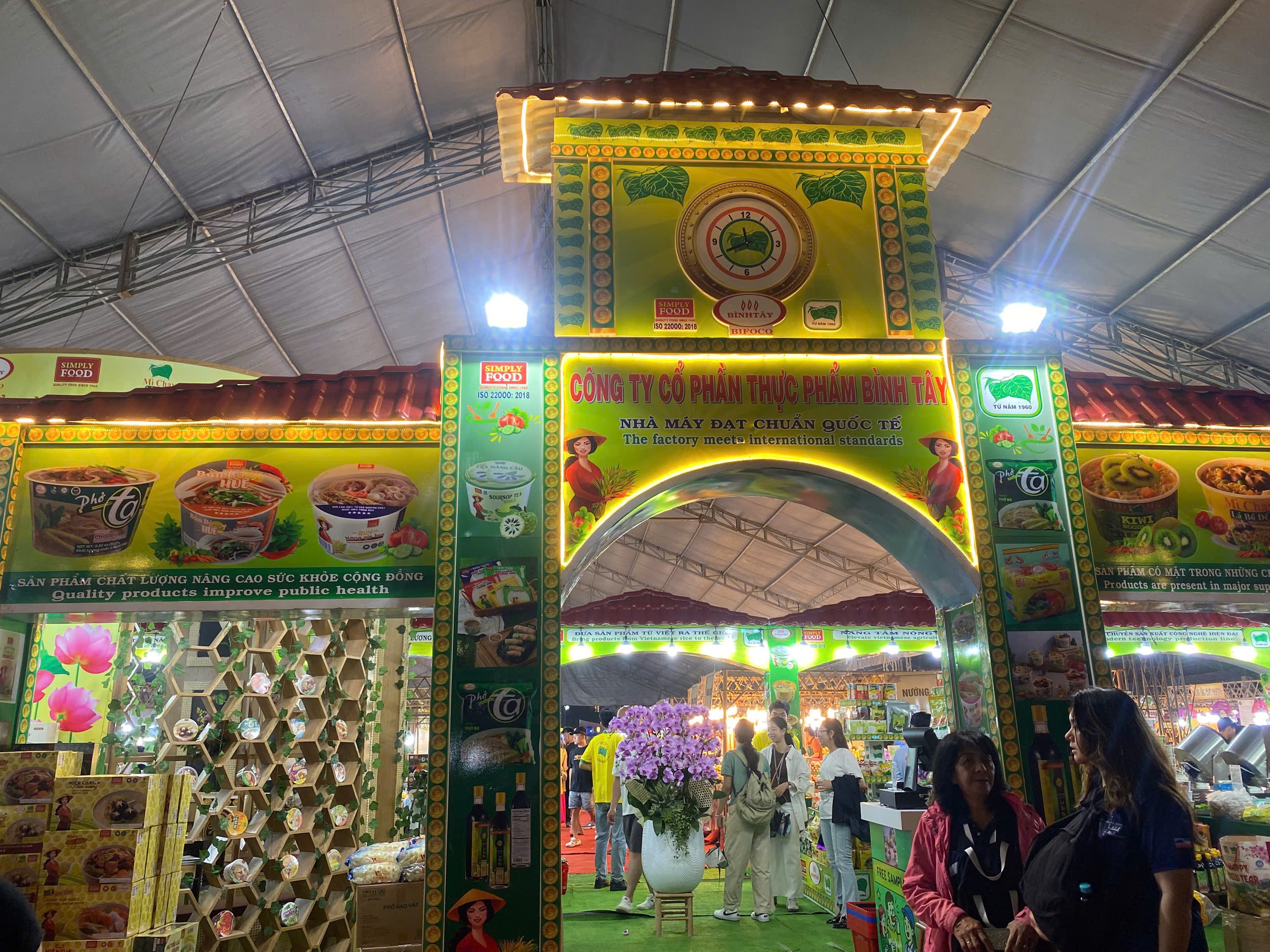 Hàng ngàn người đổ về Ngày hội bánh dân gian 3 miền ở trung tâm TP HCM - Ảnh 1.