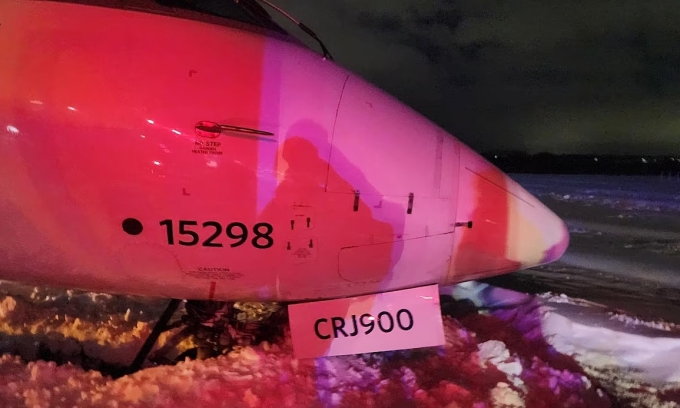 Máy bay hãng Delta Connection chở 54 người truọt khỏi đường băng tại Des Moines, bang Iowa, ngày 29/11. Ảnh: ABC