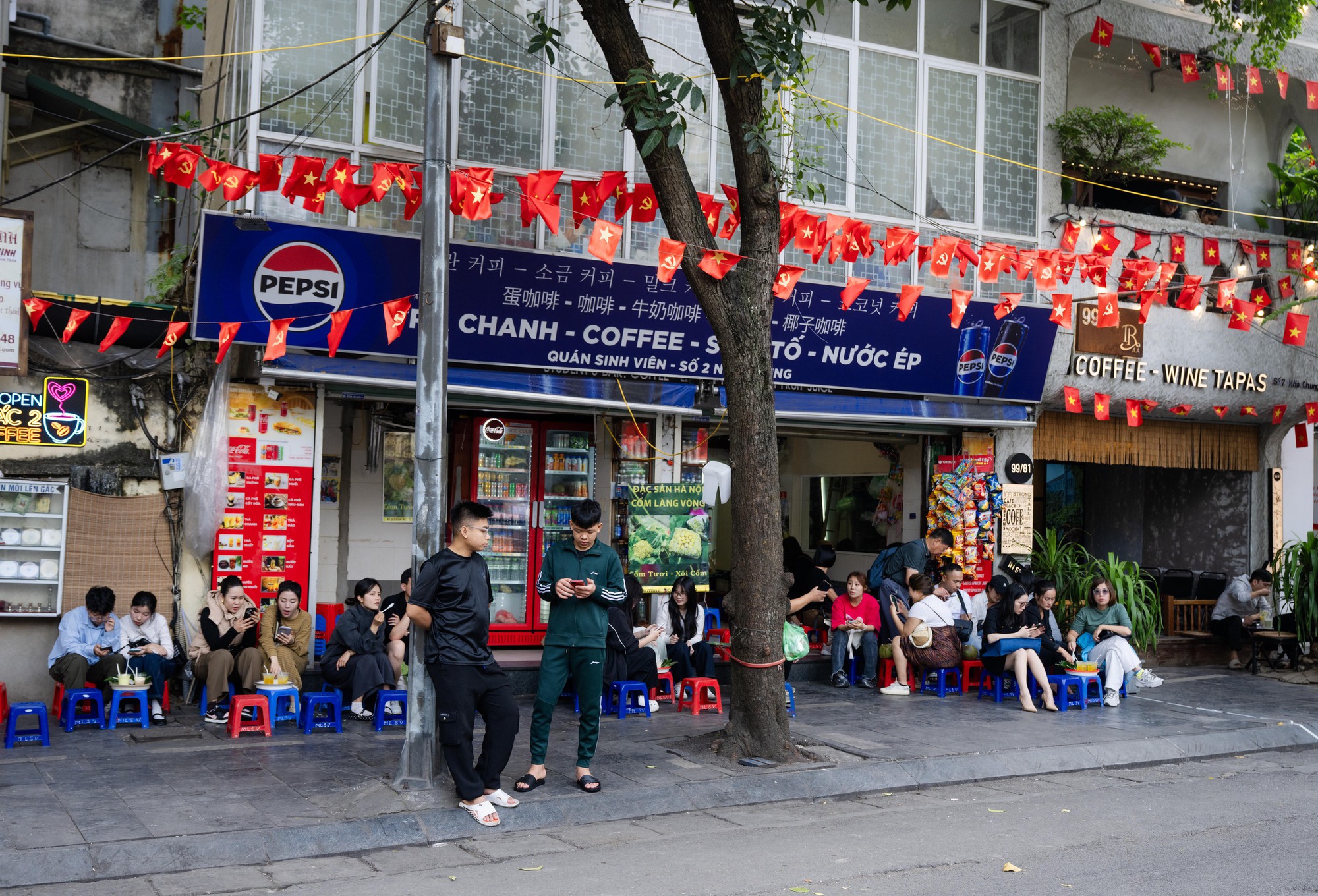 Hàng quán vỉa hè Hà Nội thế nào sau khi siết chặt trật tự?- Ảnh 1.