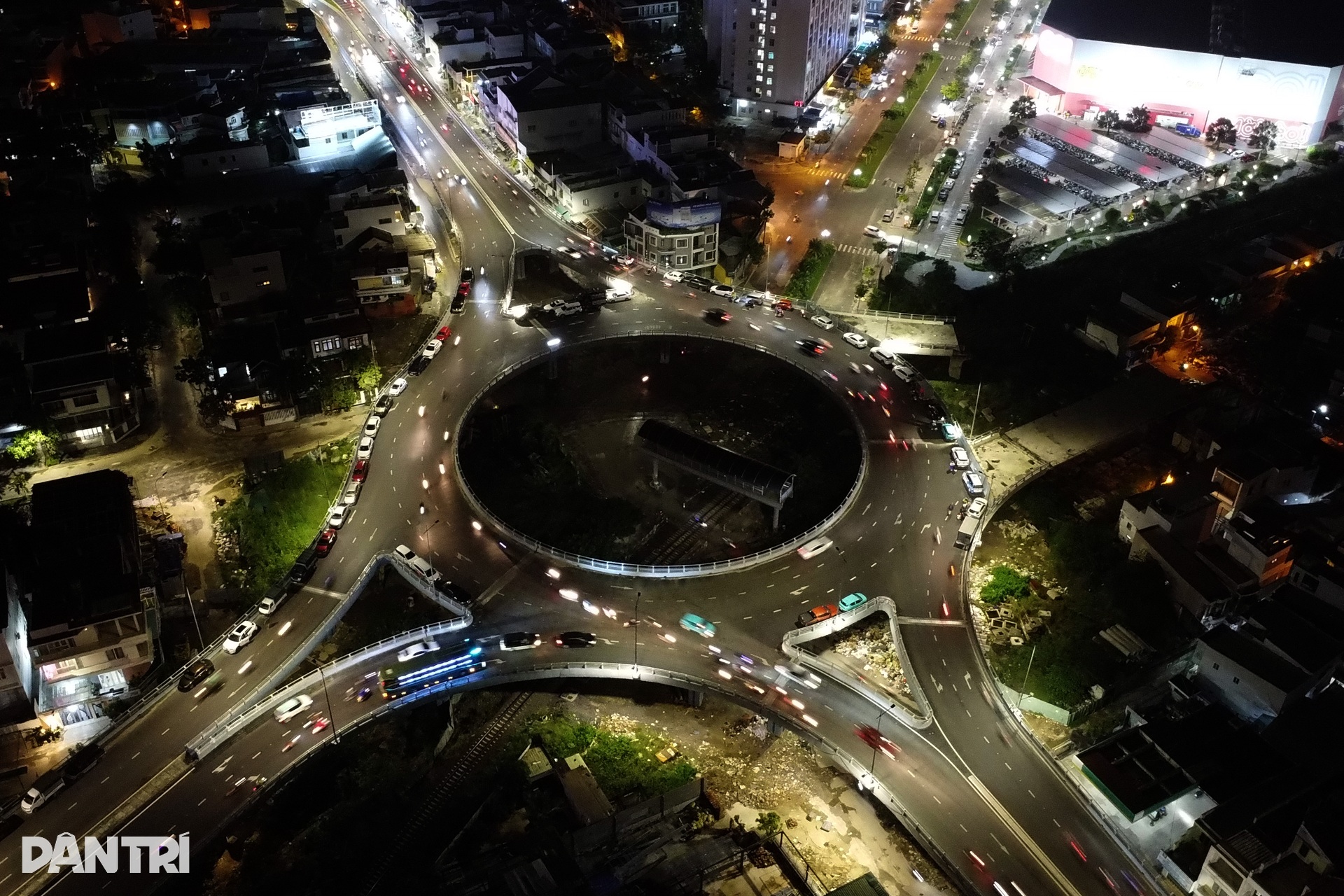 Hàng trăm ô tô lại nối đuôi nhau lên cầu tránh lũ, người đi đường bất ngờ - 1