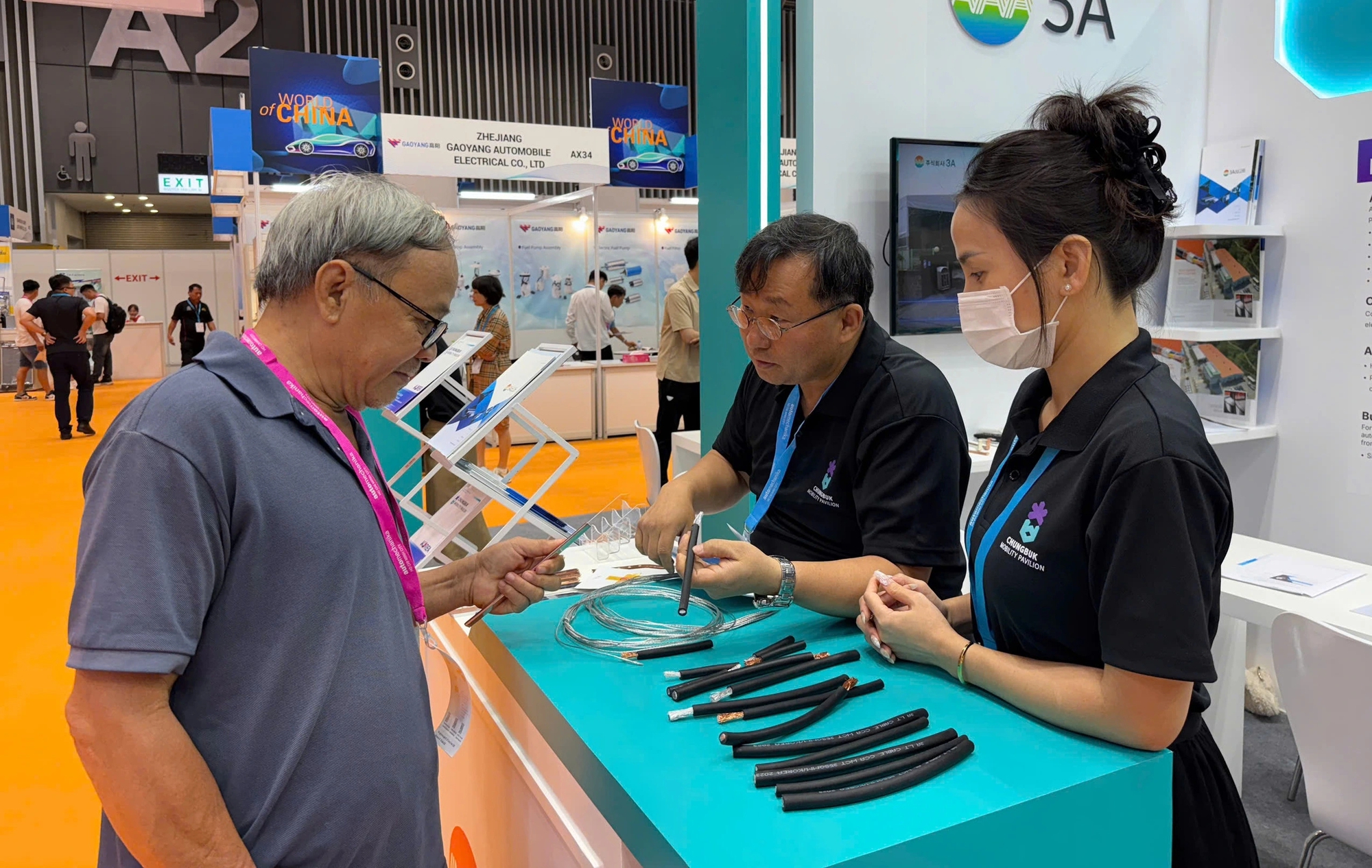 Hàng vạn khách tham quan triển lãm quốc tế ô tô- Ảnh 3. Hàng vạn khách tham quan triển lãm quốc tế ô tô- Ảnh 3.