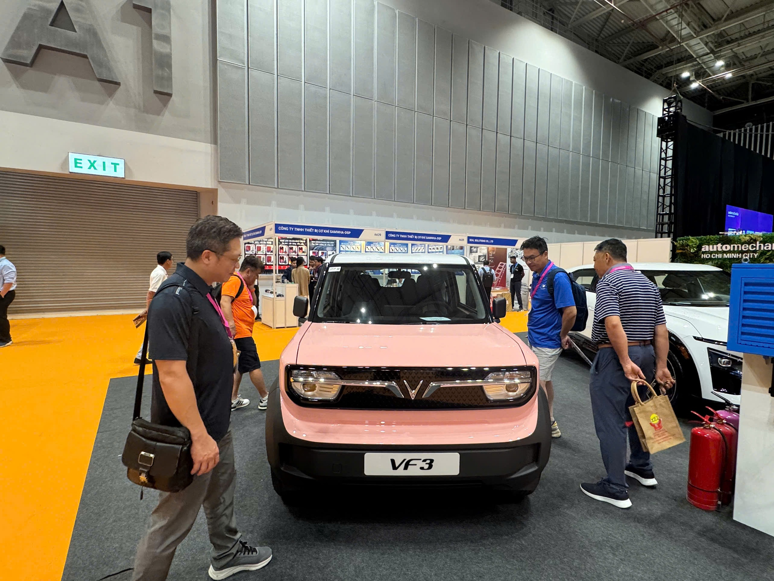 Hàng vạn khách tham quan triển lãm quốc tế ô tô- Ảnh 1. Hàng vạn khách tham quan triển lãm quốc tế ô tô- Ảnh 1.