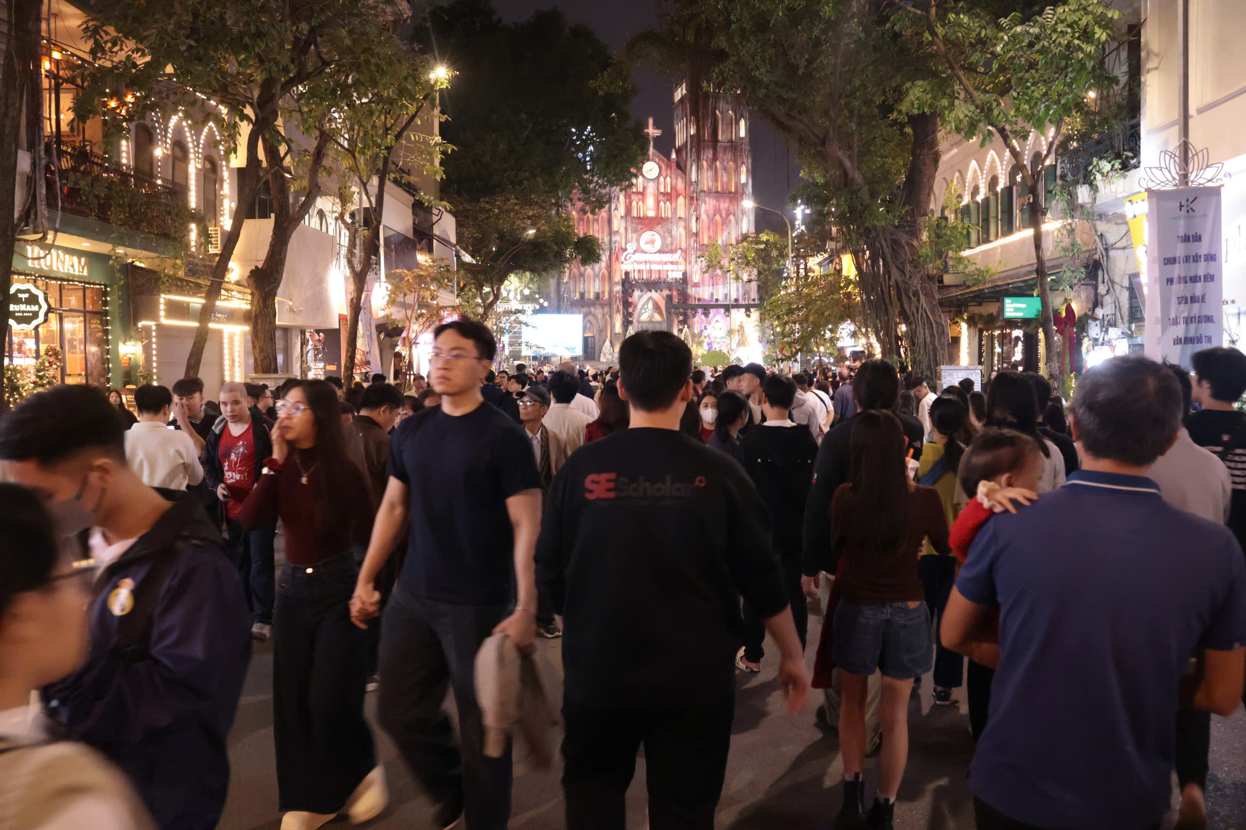 Người dân Hà Nội rộn ràng đón chào Giáng sinh 2025 - Ảnh 2.